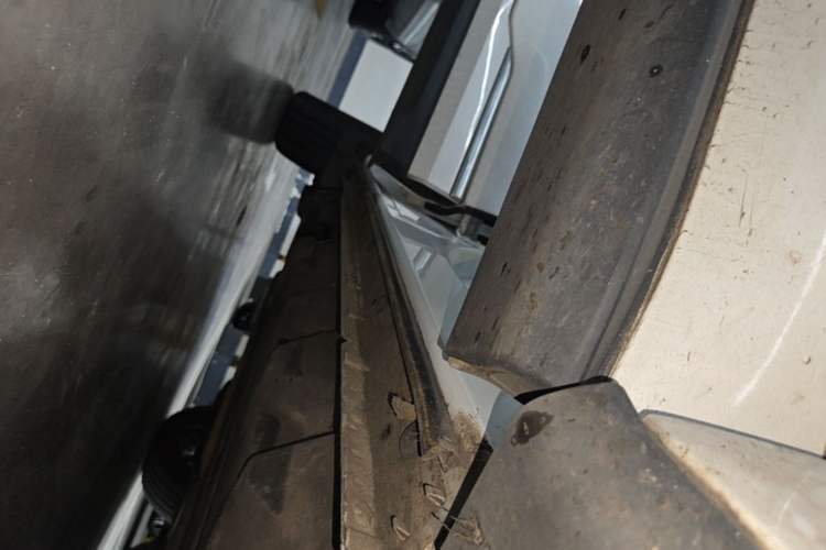 Used Ford Edge 2021 PLUS EcoBoost 245 Two-Wheel-Drive Titanium 7-Seater Right Side Sill