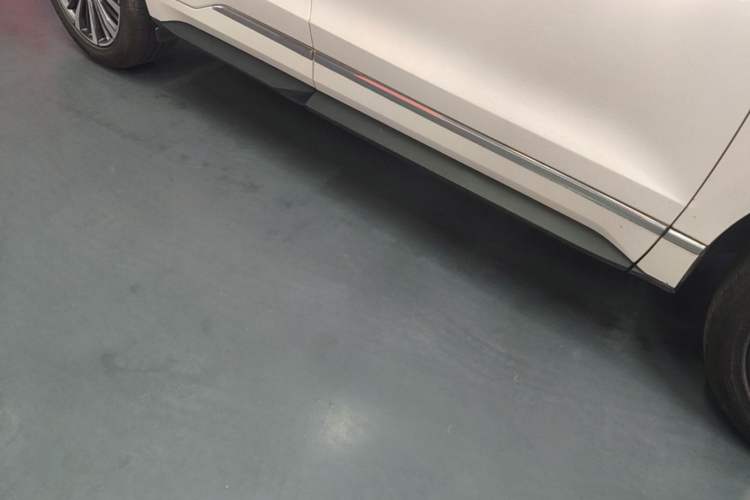 Used Ford Edge 2021 PLUS EcoBoost 245 Two-Wheel-Drive Titanium 7-Seater Right Side Sill