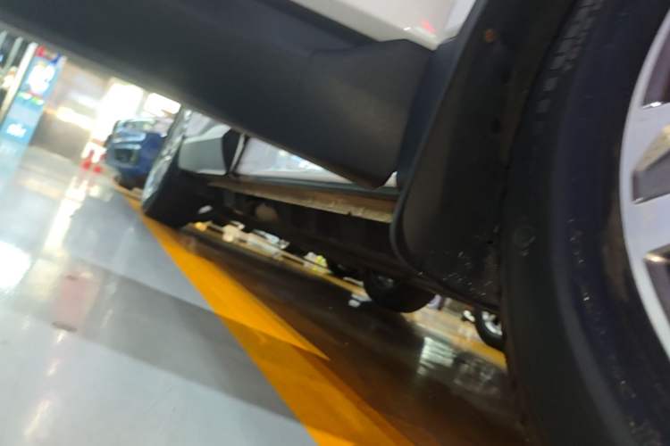 Used Ford Edge 2021 PLUS EcoBoost 245 Two-Wheel-Drive Platinum Edition 5 Seats Right Side Sill