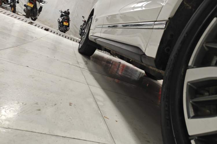 Used Ford Edge 2021 PLUS EcoBoost 245 Two-Wheel-Drive Titanium 7-Seater Right Side Sill