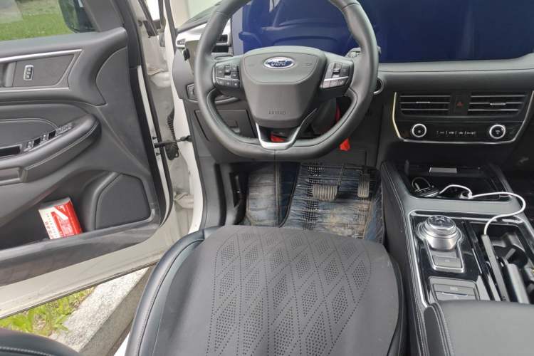 Used Ford Edge 2021 PLUS EcoBoost 245 Two-Wheel-Drive Platinum Edition 5 Seats Steering Wheel