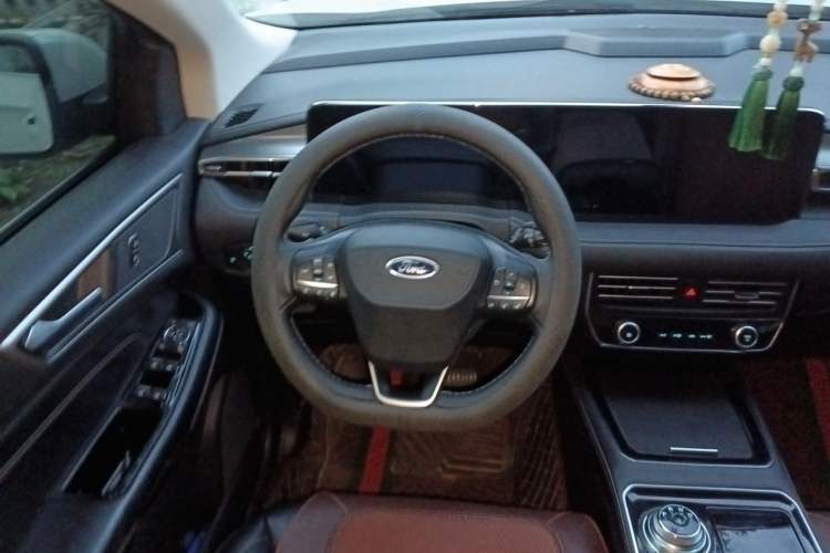 Used Ford Edge 2021 PLUS EcoBoost 245 Two-Wheel-Drive Platinum Edition 5 Seats Steering Wheel