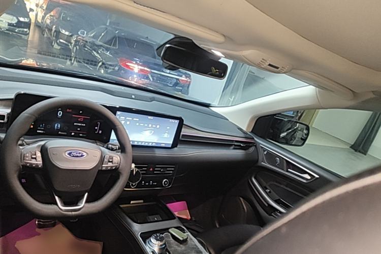 Used Ford Edge 2022 PLUS EcoBoost 245 Four-Wheel Drive Platinum Edition 7-Seater Center Console