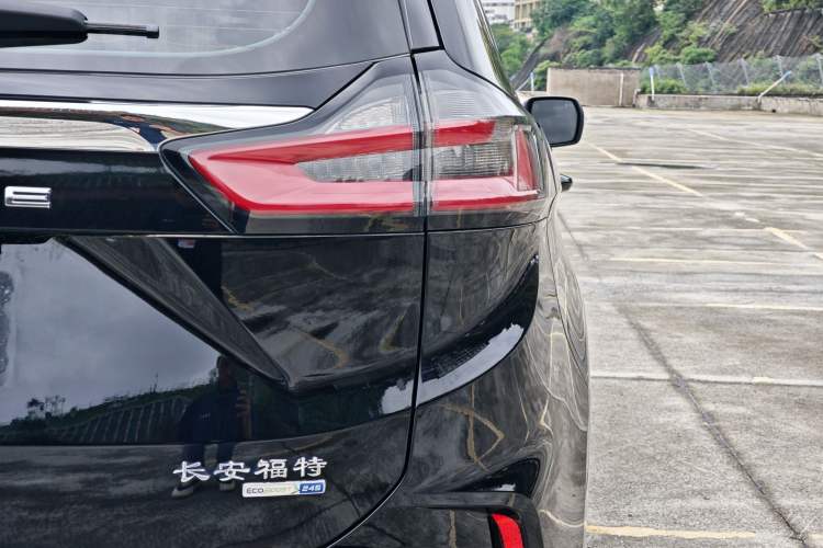 Used Ford Edge 2022 PLUS EcoBoost 245 Four-Wheel Drive Platinum Edition 7-Seater Exterior 6