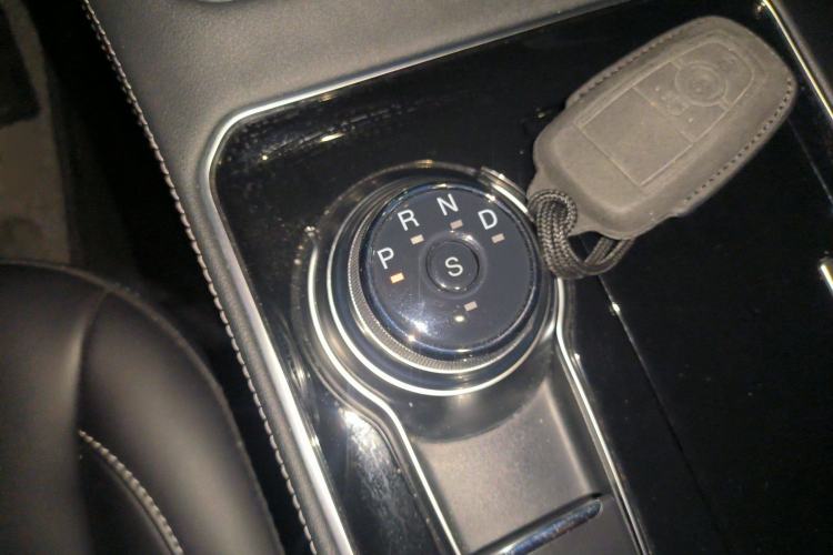 Used Ford Edge 2022 PLUS EcoBoost 245 Four-Wheel Drive Platinum Edition 7-Seater Gear Lever