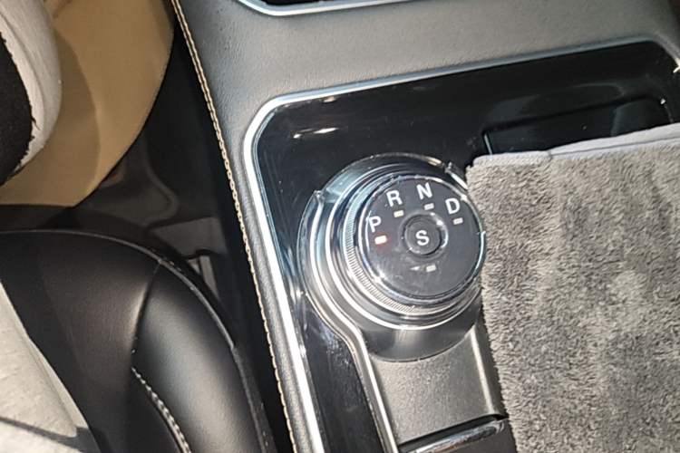 Used Ford Edge 2022 PLUS EcoBoost 245 Four-Wheel Drive Platinum Edition 7-Seater Gear Lever