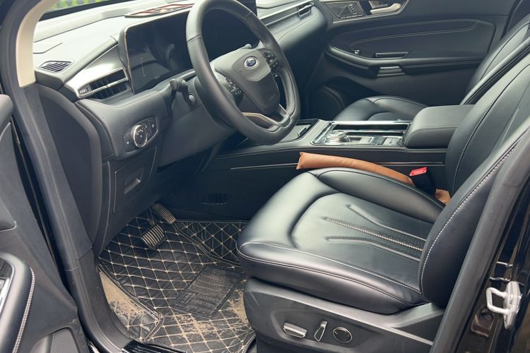 Used Ford Edge 2022 PLUS EcoBoost 245 Four-Wheel Drive Platinum Edition 7-Seater Interior 2