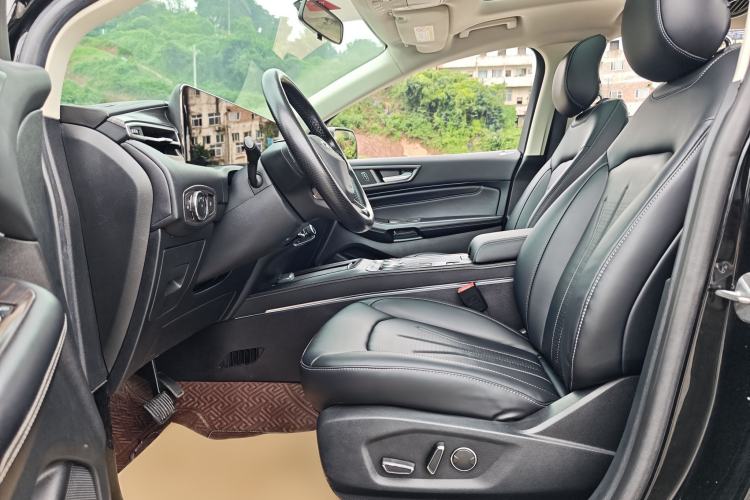 Used Ford Edge 2022 PLUS EcoBoost 245 Four-Wheel Drive Platinum Edition 7-Seater Interior 2