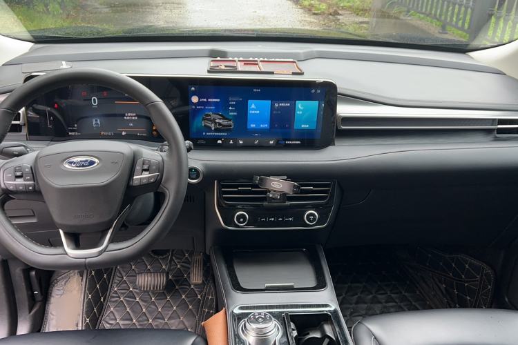Used Ford Edge 2022 PLUS EcoBoost 245 Four-Wheel Drive Platinum Edition 7-Seater Interior 3