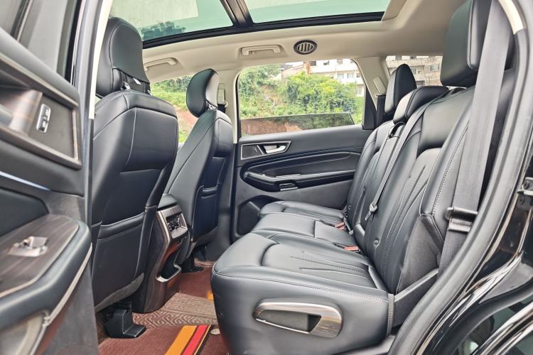 Used Ford Edge 2022 PLUS EcoBoost 245 Four-Wheel Drive Platinum Edition 7-Seater Interior 4