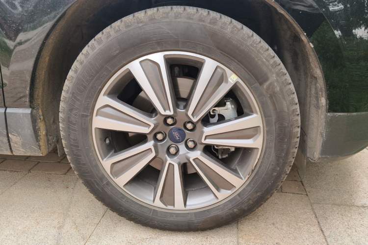 Used Ford Edge 2022 PLUS EcoBoost 245 Four-Wheel Drive Platinum Edition 7-Seater Right Front Wheel Hub