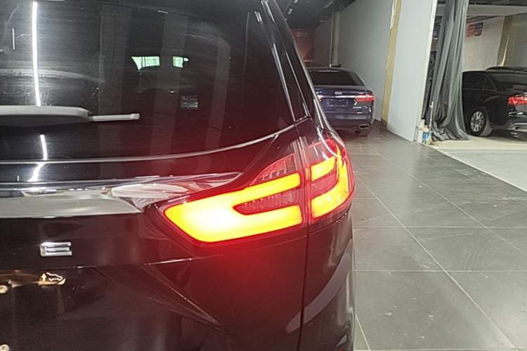 Used Ford Edge 2022 PLUS EcoBoost 245 Four-Wheel Drive Platinum Edition 7-Seater Right Rear Taillight