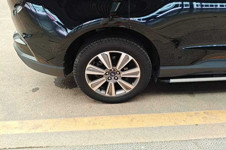 Used Ford Edge 2022 PLUS EcoBoost 245 Four-Wheel Drive Platinum Edition 7-Seater Right Rear Wheel Hub