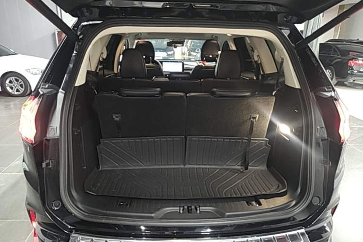 Used Ford Edge 2022 PLUS EcoBoost 245 Four-Wheel Drive Platinum Edition 7-Seater Trunk