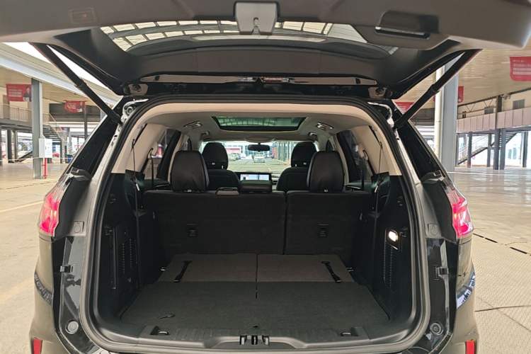 Used Ford Edge 2022 PLUS EcoBoost 245 Four-Wheel Drive Platinum Edition 7-Seater Trunk