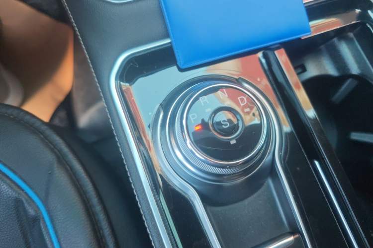 Used Ford Edge 2022 PLUS EcoBoost 245 Four-Wheel Drive Platinum Edition 7-Seater Gear Lever