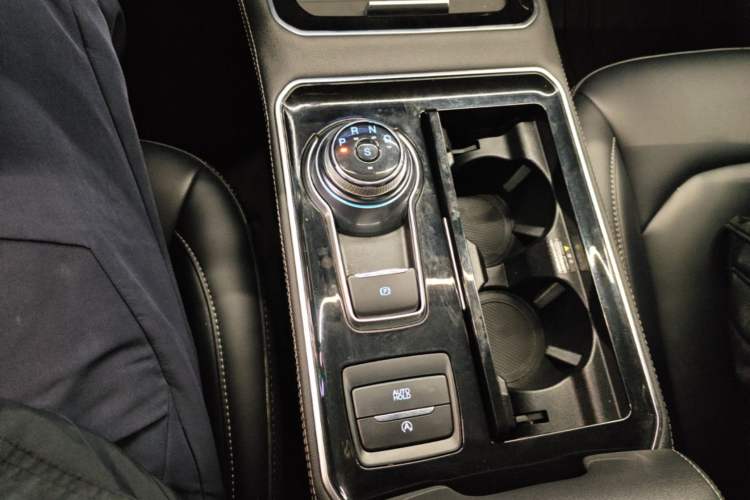 Used Ford Edge 2022 PLUS EcoBoost 245 Four-Wheel Drive Platinum Edition 7-Seater Gear Lever