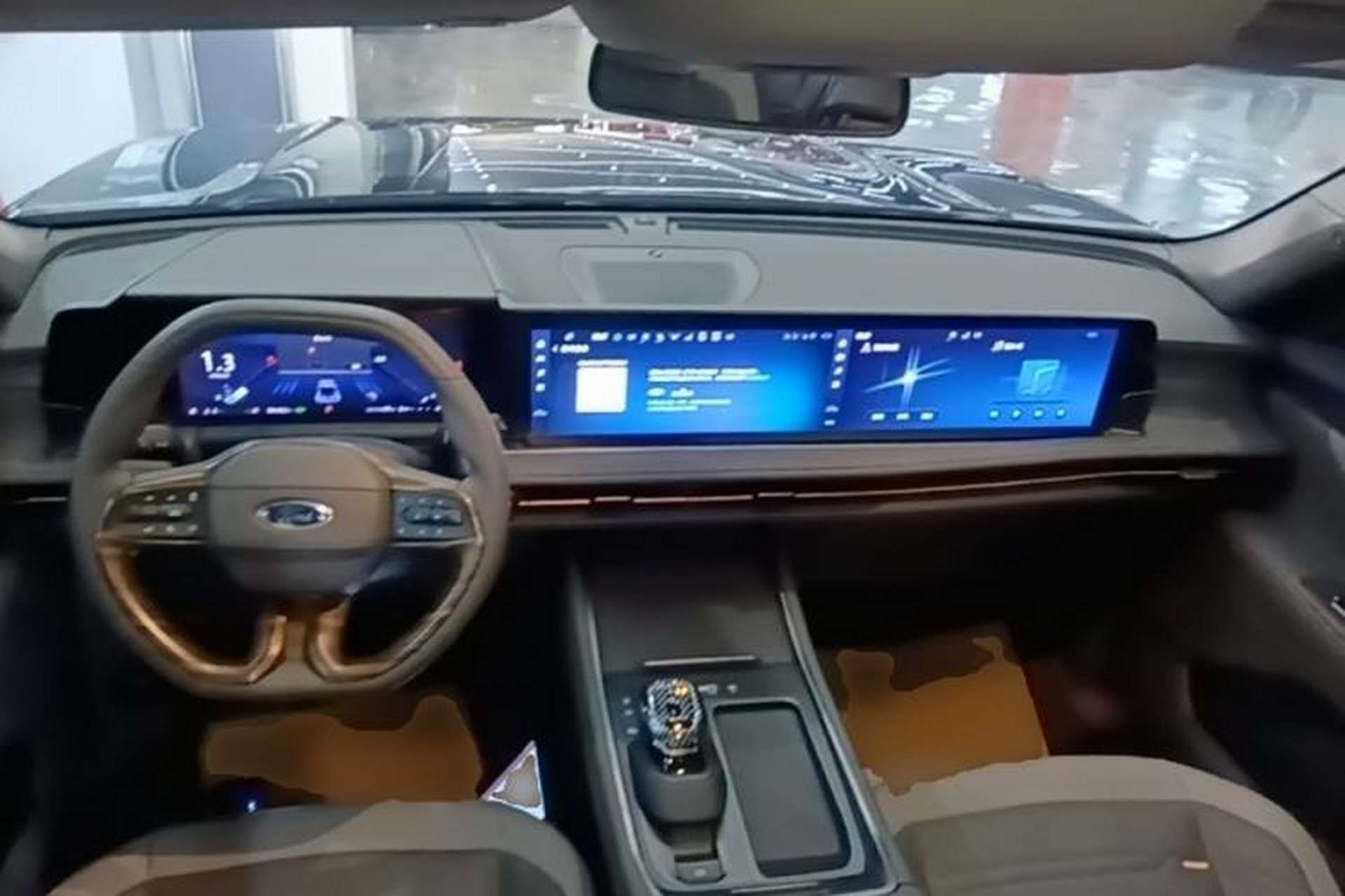 Used Ford Edge 2023 Ford Explorer L 2.0T EcoBoost Four-Wheel Drive 7-Seater Supreme Model Center Console