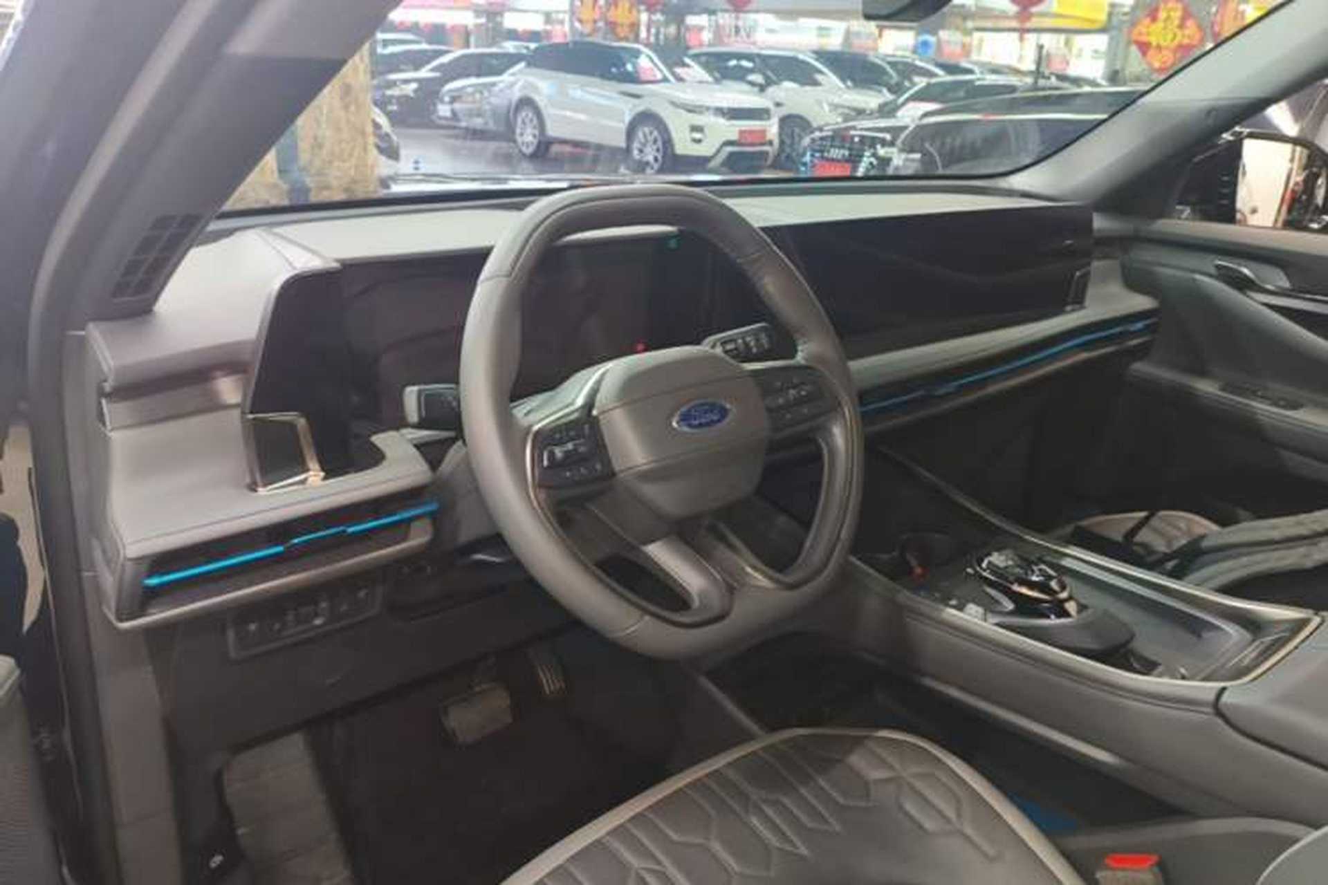 Used Ford Edge 2023 Ford Explorer L 2.0T EcoBoost E-Hybrid Two-Wheel Drive 7-Seater Luxury Model Center Console