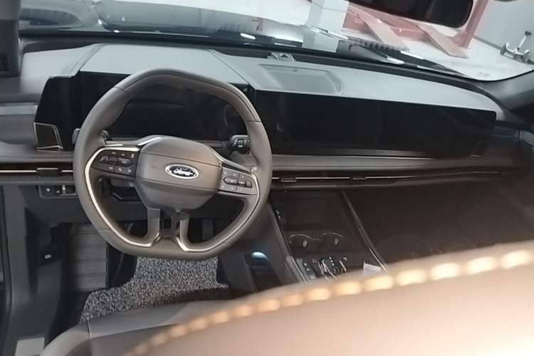 Used Ford Edge 2023 Ford Explorer L 2.0T EcoBoost Four-Wheel Drive 7-Seater Supreme Model Center Console