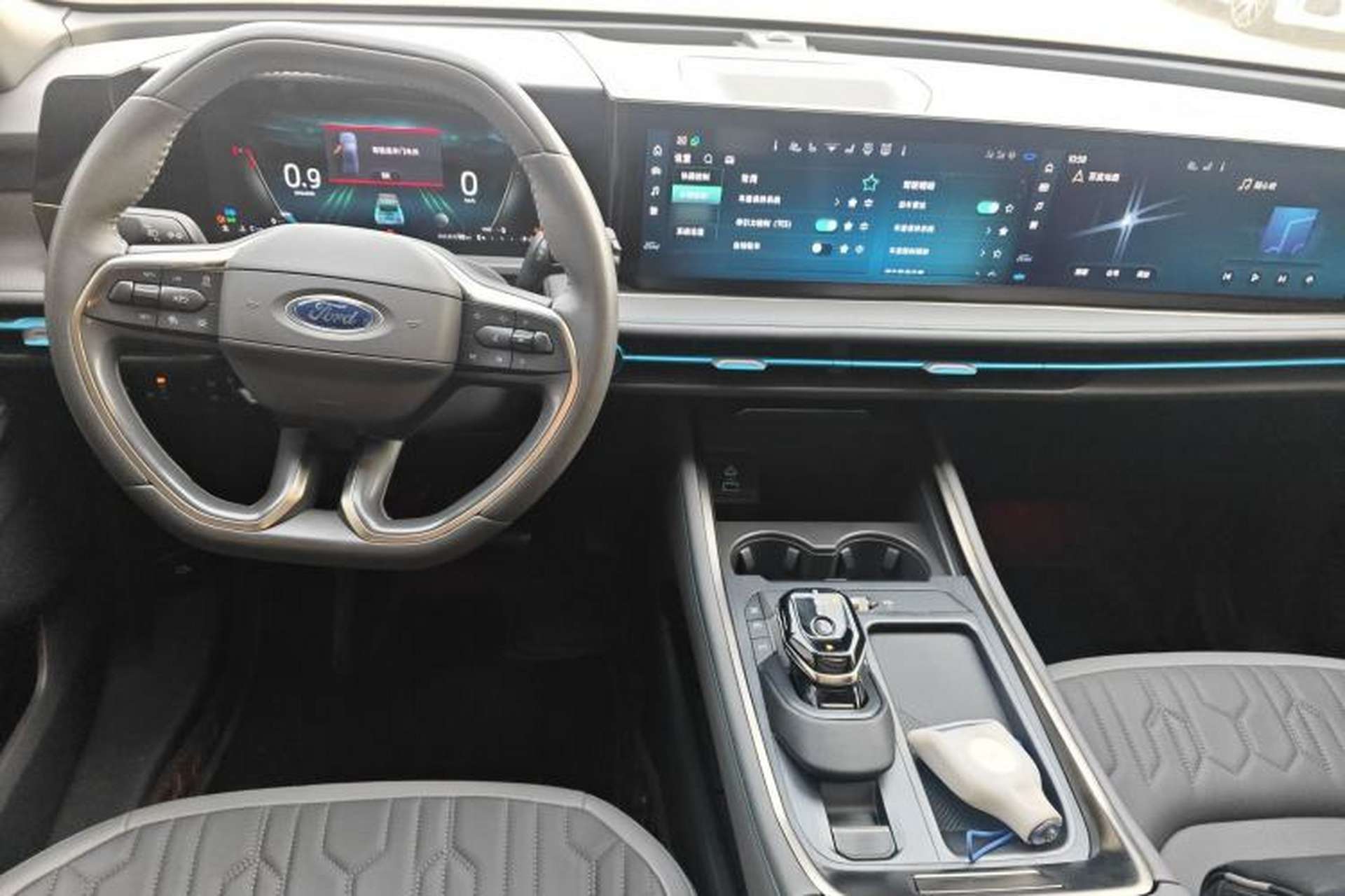 Used Ford Edge 2023 Ford Explorer L 2.0T EcoBoost Two-Wheel Drive 7-Seater Luxury Model Center Console
