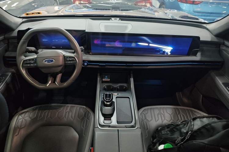 Used Ford Edge 2023 Ford Explorer L 2.0T EcoBoost Two-Wheel Drive 7-Seater Luxury Model Center Console