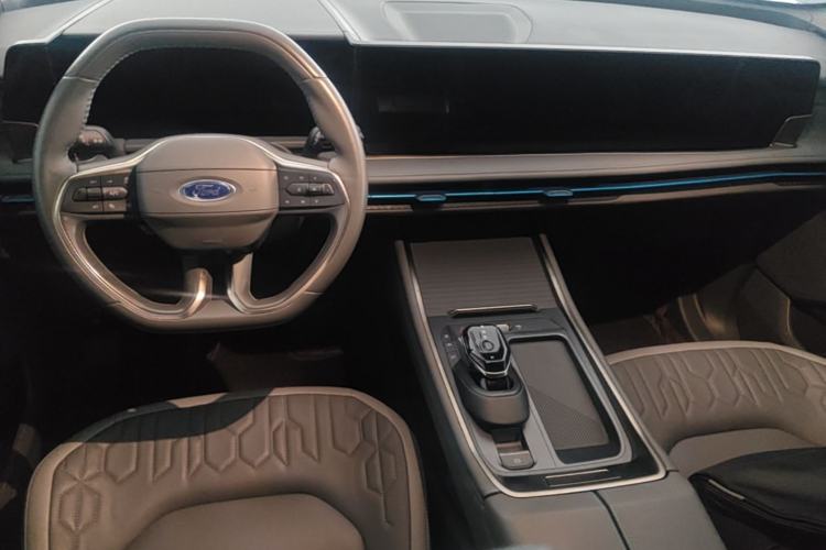 Used Ford Edge 2023 Ford Explorer L 2.0T EcoBoost Two-Wheel Drive 7-Seater Luxury Model Center Console