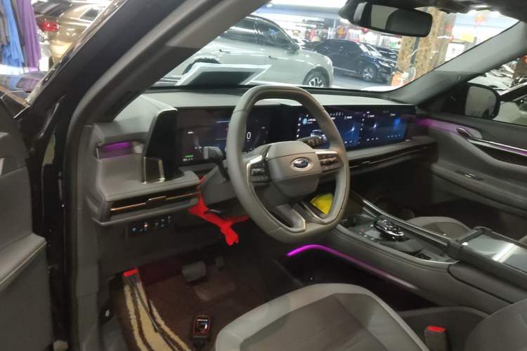Used Ford Edge 2023 Edge L 2.0T EcoBoost E-Hybrid Four-Wheel Drive Seven-Seat Supreme Model Center Console