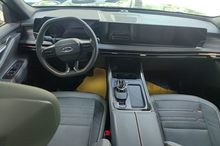 Used Ford Edge 2023 Ford Explorer L 2.0T EcoBoost Four-Wheel Drive 7-Seater Supreme Model Center Console