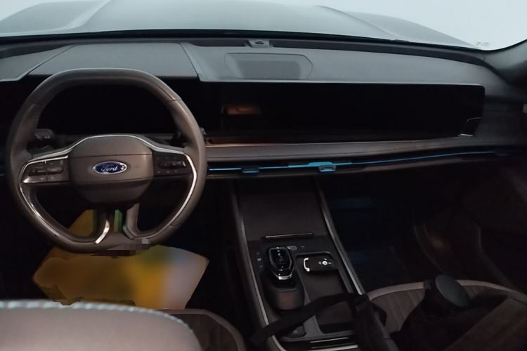 Used Ford Edge 2023 Ford Explorer L 2.0T EcoBoost E-Hybrid Two-Wheel Drive 7-Seater Luxury Model Center Console