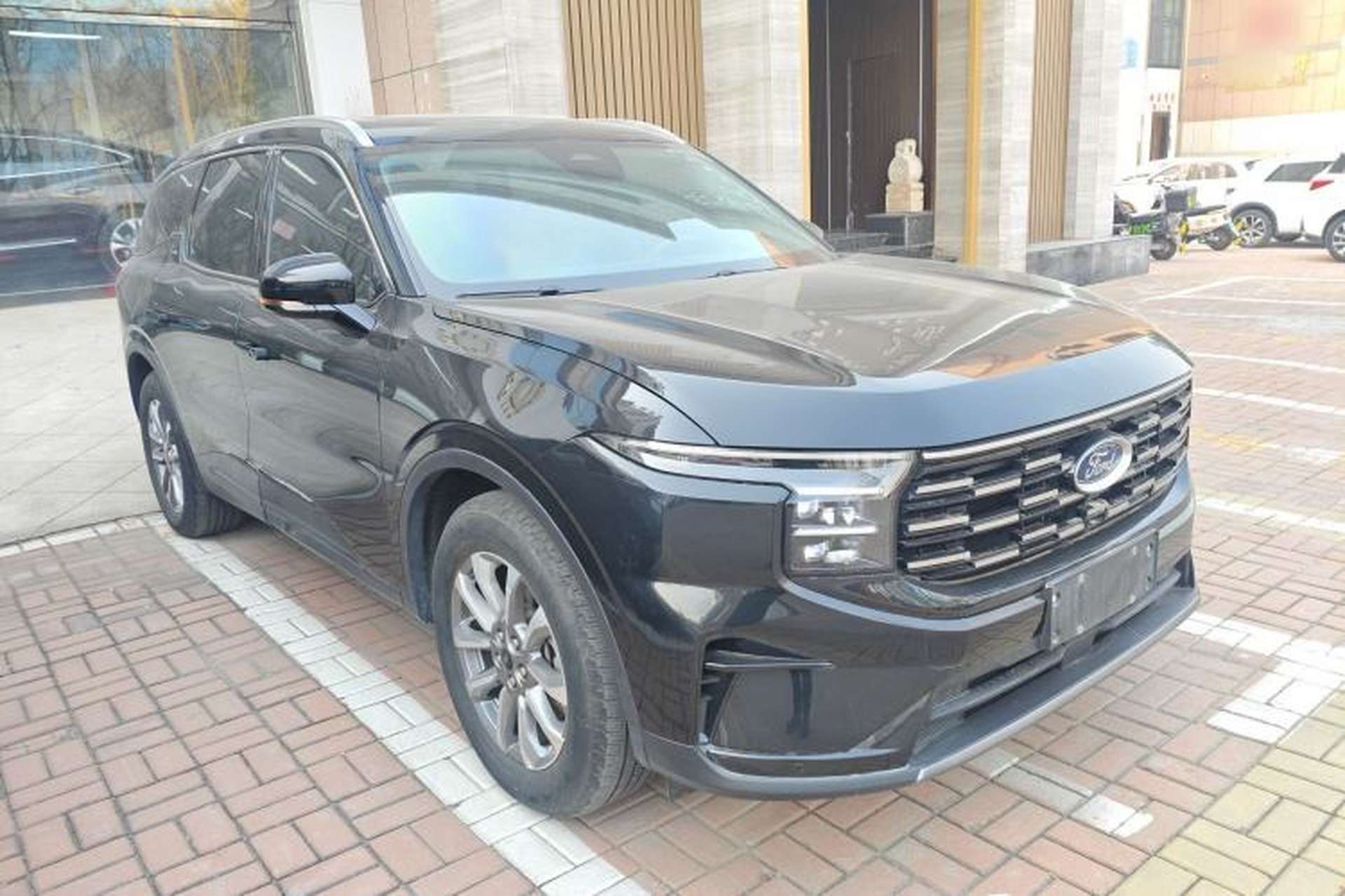 Used Ford Edge 2023 Ford Explorer L 2.0T EcoBoost Two-Wheel Drive 7-Seater Luxury Model Front Right 45 Deg