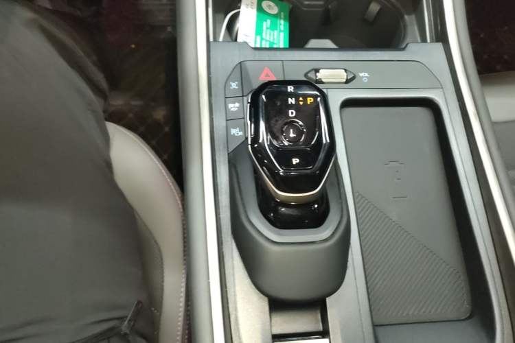 Used Ford Edge 2023 Edge L 2.0T EcoBoost E-Hybrid Four-Wheel Drive Seven-Seat Supreme Model Gear Lever