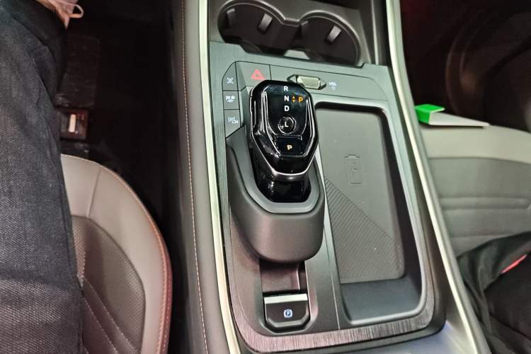 Used Ford Edge 2023 Edge L 2.0T EcoBoost E-Hybrid Four-Wheel Drive Seven-Seat Supreme Model Gear Lever