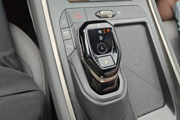 Used Ford Edge 2023 Edge L 2.0T EcoBoost E-Hybrid Four-Wheel Drive Seven-Seat Supreme Model Gear Lever