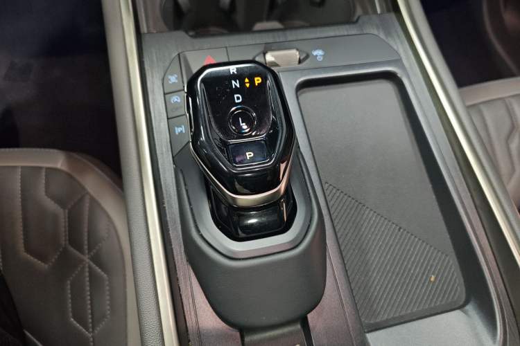 Used Ford Edge 2023 Ford Explorer L 2.0T EcoBoost Two-Wheel Drive 7-Seater Luxury Model Gear Lever