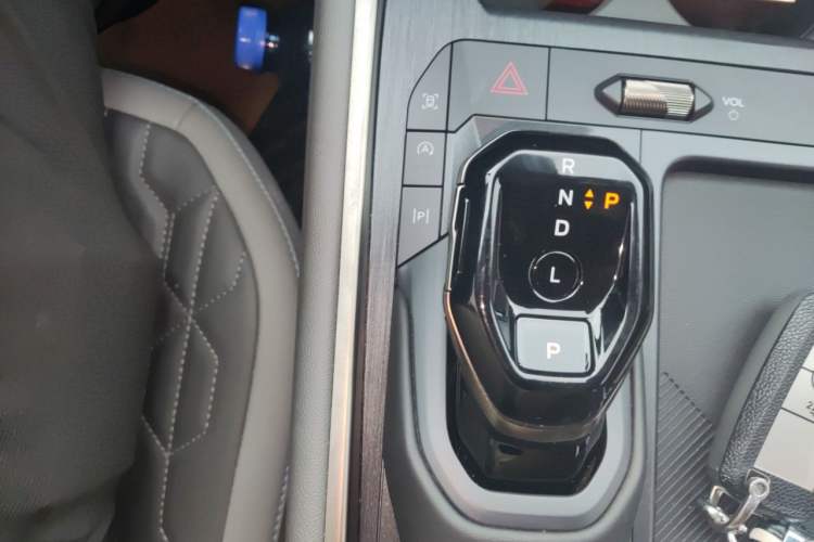 Used Ford Edge 2023 Ford Explorer L 2.0T EcoBoost E-Hybrid Two-Wheel Drive 7-Seater Fashion Edition Gear Lever