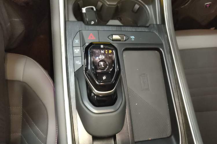 Used Ford Edge 2023 Edge L 2.0T EcoBoost E-Hybrid Four-Wheel Drive Seven-Seat Supreme Model Gear Lever