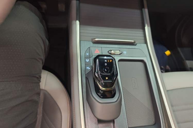 Used Ford Edge 2023 Edge L 2.0T EcoBoost E-Hybrid Four-Wheel Drive Seven-Seat Supreme Model Gear Lever