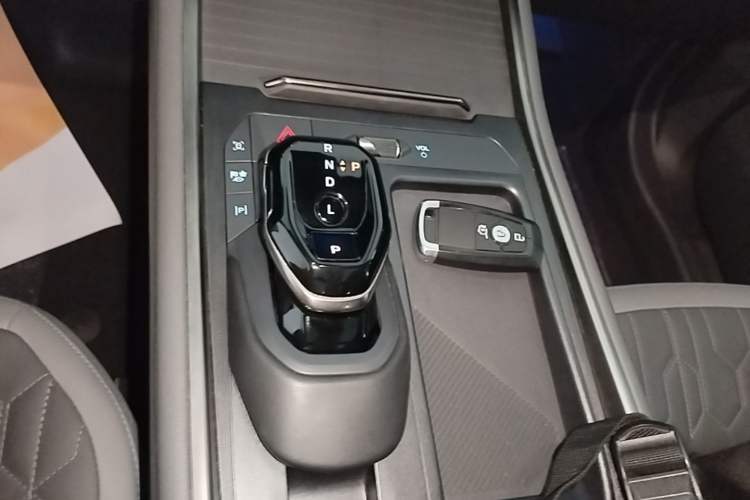Used Ford Edge 2023 Ford Explorer L 2.0T EcoBoost E-Hybrid Two-Wheel Drive 7-Seater Luxury Model Gear Lever