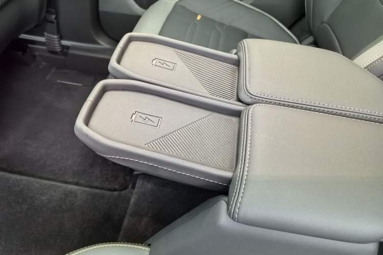 Used Ford Edge 2023 Ford Explorer L 2.0T EcoBoost Four-Wheel Drive 7-Seater Supreme Model Interior 5