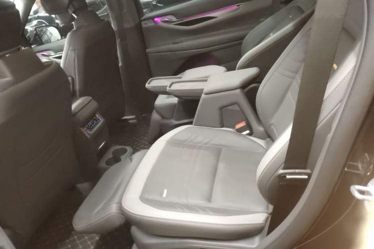 Used Ford Edge 2023 Edge L 2.0T EcoBoost E-Hybrid Four-Wheel Drive Seven-Seat Supreme Model Left Rear Seat