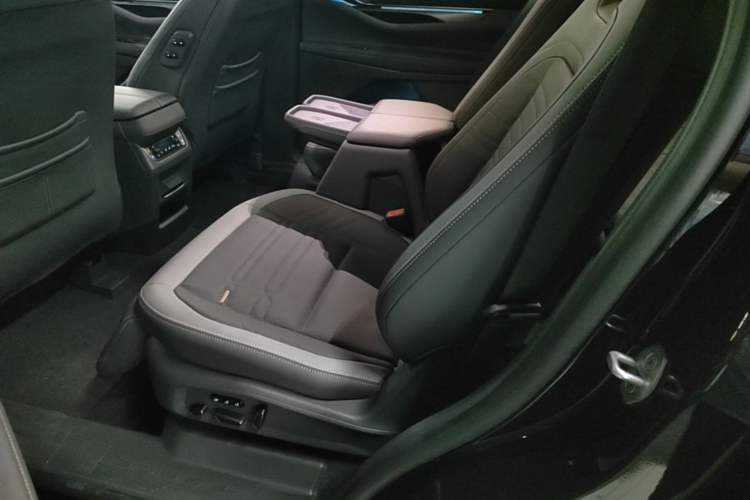 Used Ford Edge 2023 Ford Explorer L 2.0T EcoBoost Four-Wheel Drive 7-Seater Supreme Model Left Rear Seat