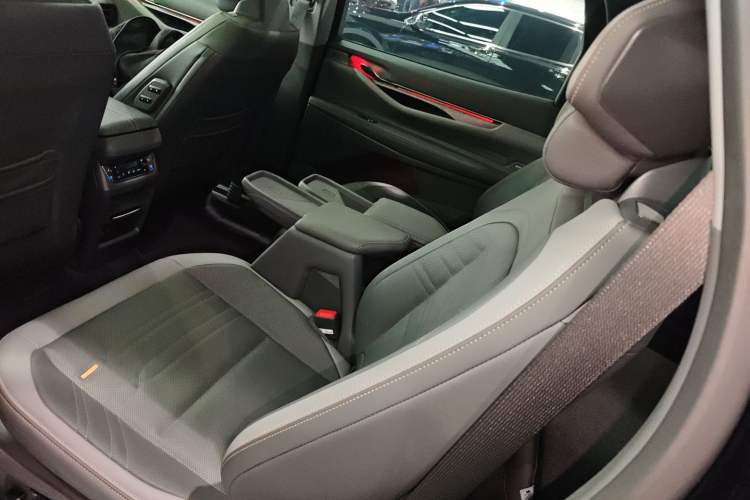 Used Ford Edge 2023 Edge L 2.0T EcoBoost E-Hybrid Four-Wheel Drive Seven-Seat Supreme Model Left Rear Seat