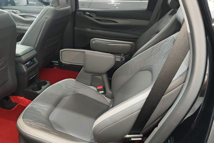 Used Ford Edge 2023 Ford Explorer L 2.0T EcoBoost Two-Wheel Drive 7-Seater Luxury Model Left Rear Seat