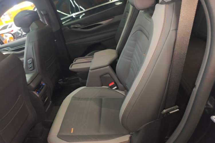 Used Ford Edge 2023 Edge L 2.0T EcoBoost E-Hybrid Four-Wheel Drive Seven-Seat Supreme Model Left Rear Seat
