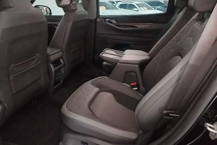 Used Ford Edge 2023 Ford Explorer L 2.0T EcoBoost E-Hybrid Two-Wheel Drive 7-Seater Luxury Model Left Rear Seat