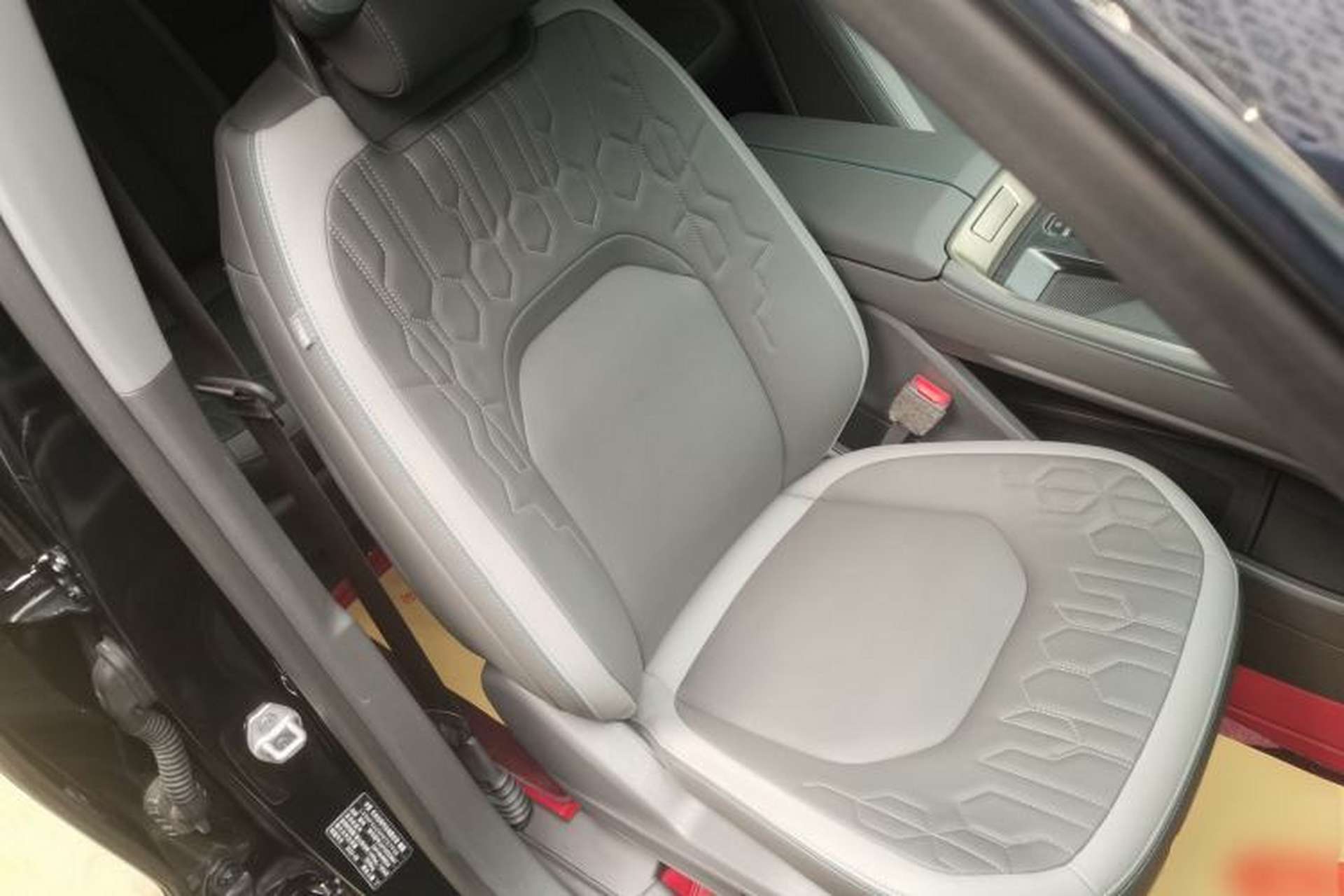 Used Ford Edge 2023 Ford Explorer L 2.0T EcoBoost Two-Wheel Drive 7-Seater Luxury Model Right Front Seat