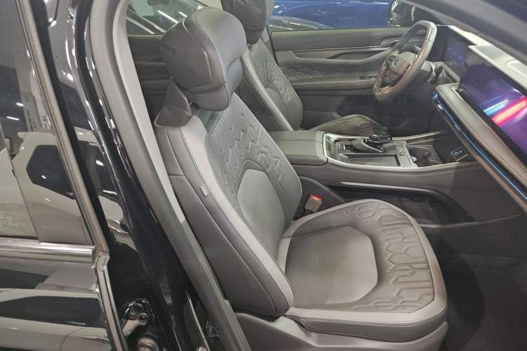 Used Ford Edge 2023 Ford Explorer L 2.0T EcoBoost Two-Wheel Drive 7-Seater Luxury Model Right Front Seat
