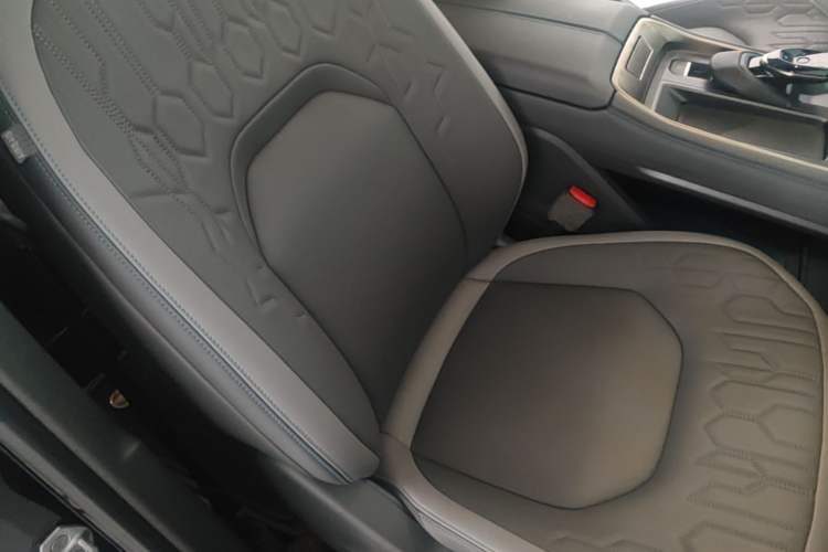 Used Ford Edge 2023 Ford Explorer L 2.0T EcoBoost Two-Wheel Drive 7-Seater Luxury Model Right Front Seat