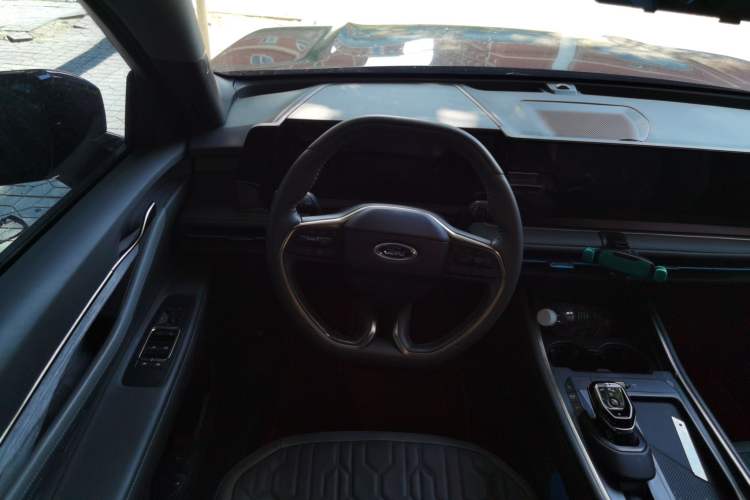 Used Ford Edge 2023 Ford Explorer L 2.0T EcoBoost E-Hybrid Two-Wheel Drive 7-Seater Luxury Model Steering Wheel